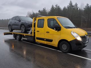Auto elektryczne wciągnięte na platformę lawety – Gniezno