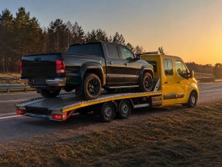 Pickup na lawecie o zachodzie słońca – wyciąganie auta z rowu, Gniezno